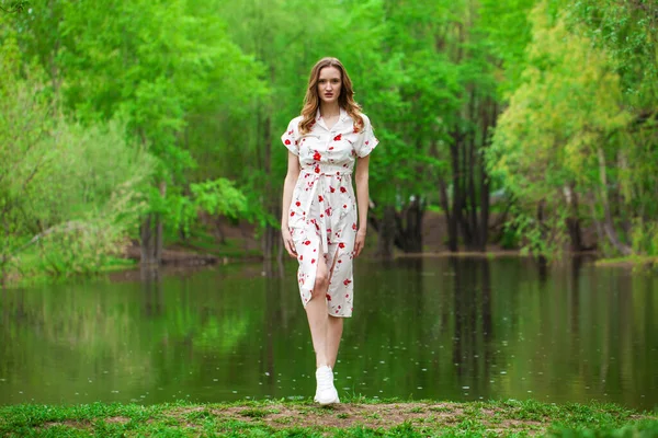 Full Body Portrait Young Beautiful Woman White Dress Posing Lake — Stock Photo, Image