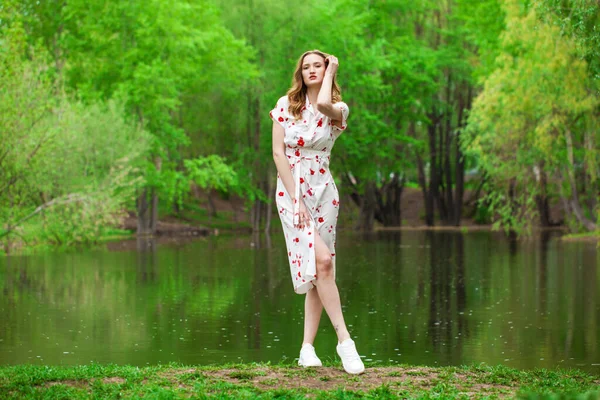 Ritratto Completo Una Giovane Bella Donna Abito Bianco Posa Presso — Foto Stock