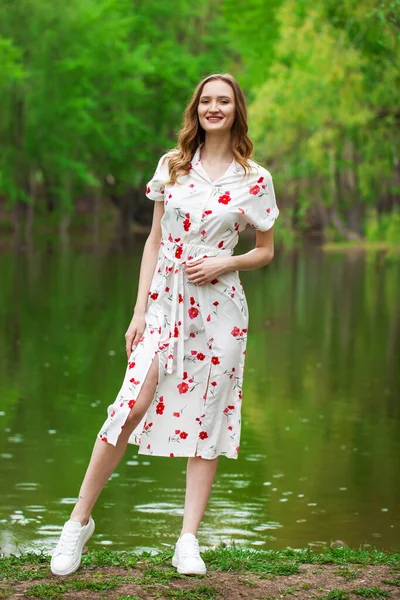 Ritratto Completo Una Giovane Bella Donna Abito Bianco Posa Presso — Foto Stock