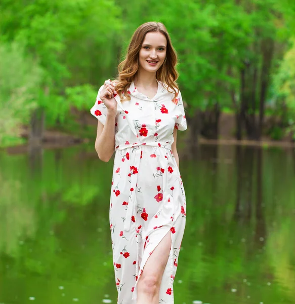 Retrato Corpo Inteiro Uma Jovem Bela Mulher Vestido Branco Posando — Fotografia de Stock