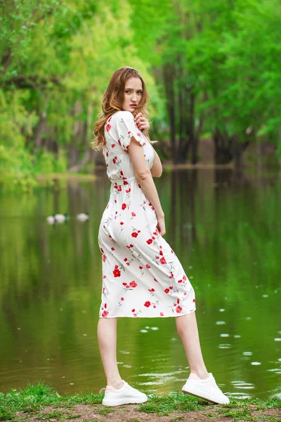 Göl Kenarında Poz Veren Beyaz Elbiseli Güzel Bir Kadının Vücut — Stok fotoğraf