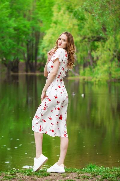 Retrato Corpo Inteiro Uma Jovem Bela Mulher Vestido Branco Posando — Fotografia de Stock