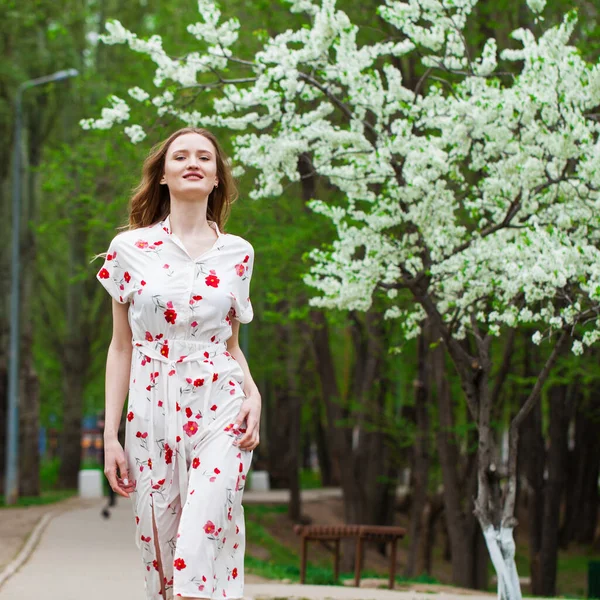 Portret Van Een Jonge Mooie Vrouw Een Witte Jurk Poseren — Stockfoto