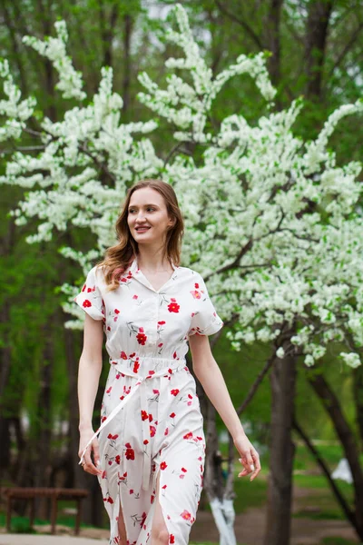 Retrato Uma Jovem Mulher Bonita Vestido Branco Posando Fundo Cereja — Fotografia de Stock