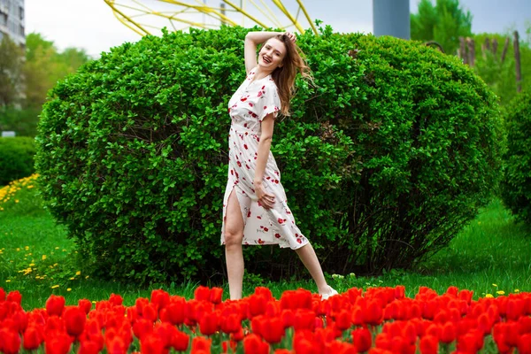 Ritratto Una Giovane Bella Donna Bionda Posa Uno Sfondo Tulipani — Foto Stock