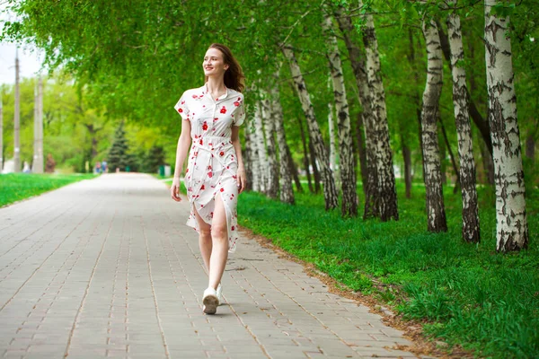 Ganzkörperporträt Einer Jungen Schönen Blonden Frau Weißen Blumen Kleid Fuß — Stockfoto