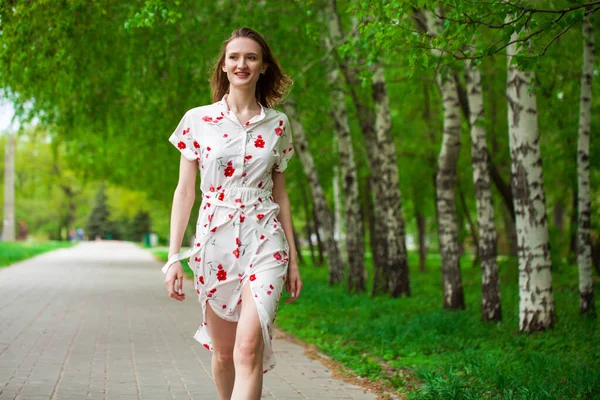 Retrato Uma Jovem Bela Mulher Loira Flores Brancas Vestido Andando — Fotografia de Stock