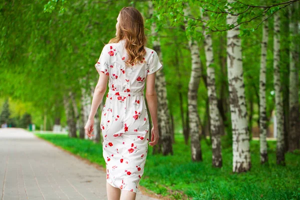 Retrato Una Joven Hermosa Mujer Rubia Flores Blancas Vestido Caminando —  Fotos de Stock