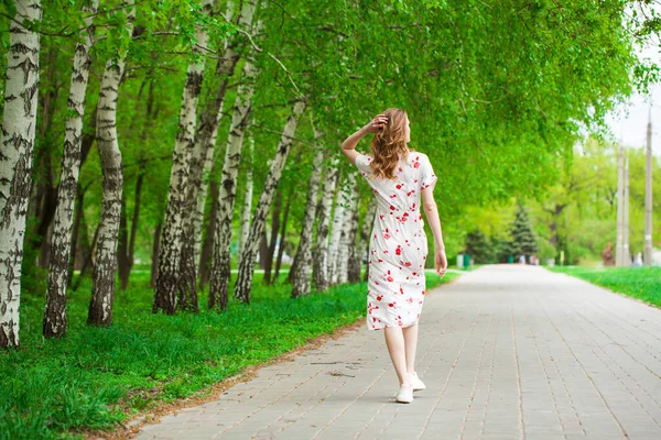 Ganzkörperporträt Einer Jungen Schönen Blonden Frau Weißen Blumen Kleid Fuß — Stockfoto