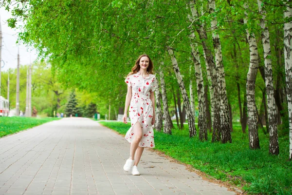 Helkroppsporträtt Ung Vacker Blond Kvinna Vita Blommor Klänning Promenader Vår — Stockfoto