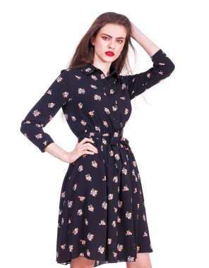 Siyah elbiseli, beyaz arka planda soyutlanmış güzel, mutlu esmer bir kadının portresi.