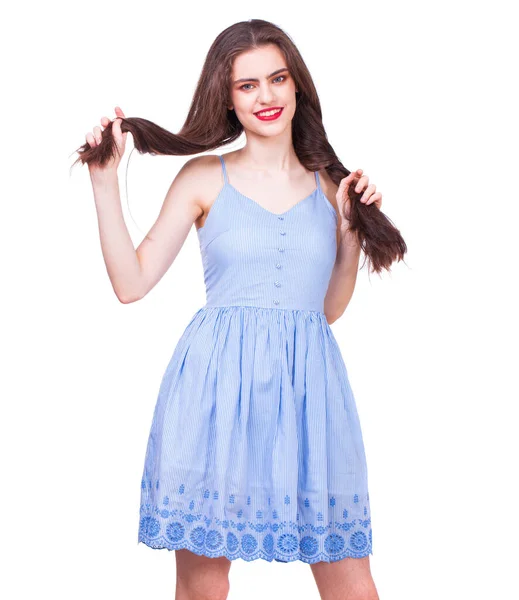 白い背景に隔離された青のドレスで若い美しい幸せなブルネットの女性の肖像画を閉じます — ストック写真