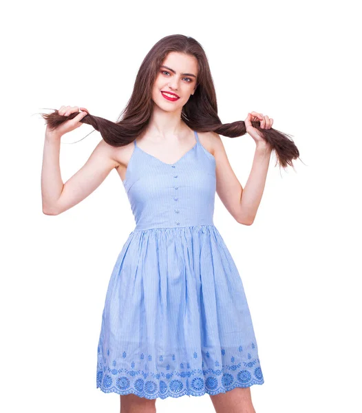 白い背景に隔離された青のドレスで若い美しい幸せなブルネットの女性の肖像画を閉じます — ストック写真