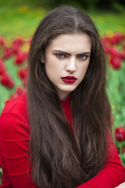 Detail Portrét Mladé Krásné Brunetky Žena Červených Šatech Pózovat Pozadí — Stock fotografie