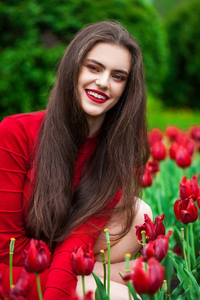 Retrato Cerca Una Joven Morena Hermosa Vestido Rojo Posando Sobre — Foto de Stock