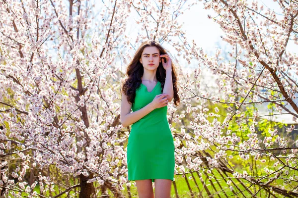 Belleza Chica Adolescente Vestido Verde Posando Cerca Flor Cerezo Con — Foto de Stock