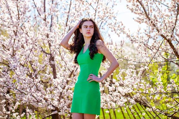 Krása Dospívající Dívka Zelených Šatech Pózuje Blízkosti Květu Třešeň Strom — Stock fotografie