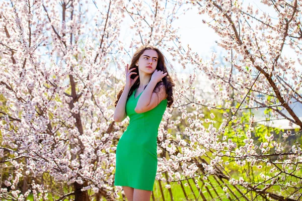 Belleza Chica Adolescente Vestido Verde Posando Cerca Flor Cerezo Con — Foto de Stock