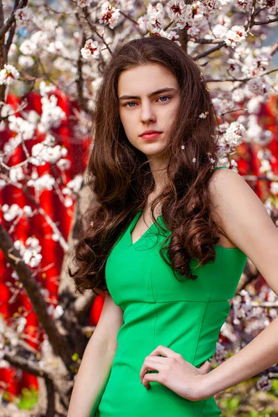 Belleza Chica Adolescente Vestido Verde Posando Cerca Flor Cerezo Con — Foto de Stock