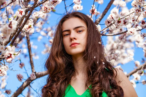 Hübsches Teenie Mädchen Posiert Garten Der Nähe Eines Blühenden Kirschbaums — Stockfoto