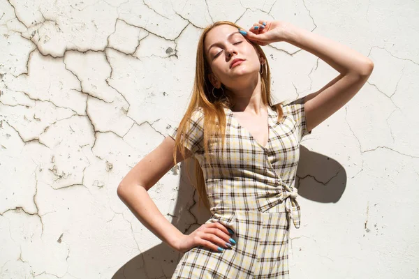 Retrato Una Joven Hermosa Rubia Sobre Fondo Pared Texturizada Con — Foto de Stock