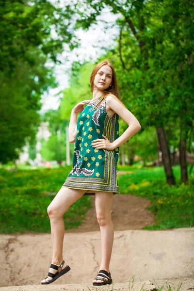 一名身穿绿花衣服的年轻漂亮红头发女子的全身像 夏园室外 — 图库照片