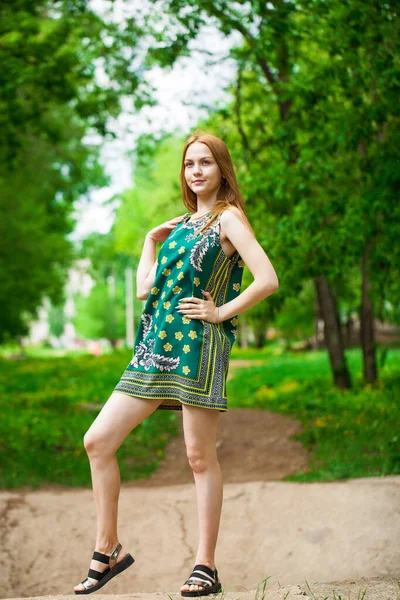 Портрет Молодої Красивої Рудої Жінки Сукні Зеленими Квітами Відкритий Літній — стокове фото