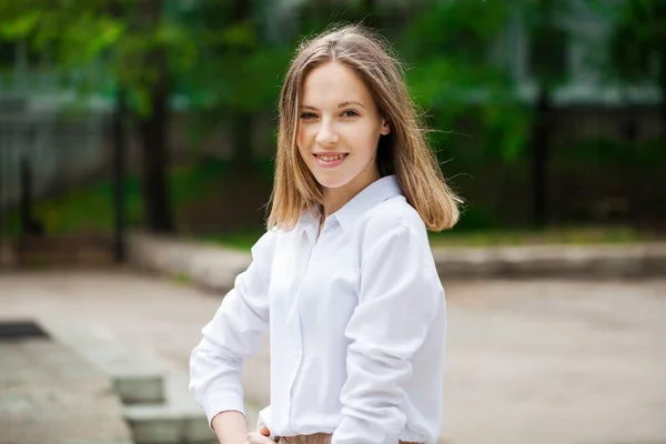Retrato Una Joven Hermosa Rubia Con Camisa Blanca Fondo Aire — Foto de Stock