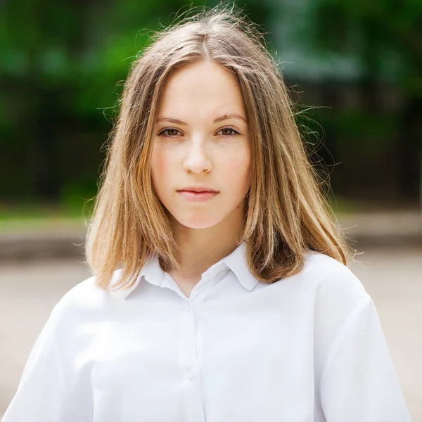 Beyaz Tişörtlü Güzel Sarışın Bir Kızın Portresi Yazlık Park Arka — Stok fotoğraf