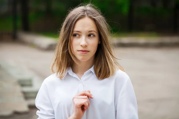 Retrato Una Joven Hermosa Rubia Camiseta Blanca Fondo Aire Libre — Foto de Stock