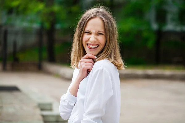Retrato Una Joven Hermosa Rubia Camiseta Blanca Fondo Aire Libre — Foto de Stock