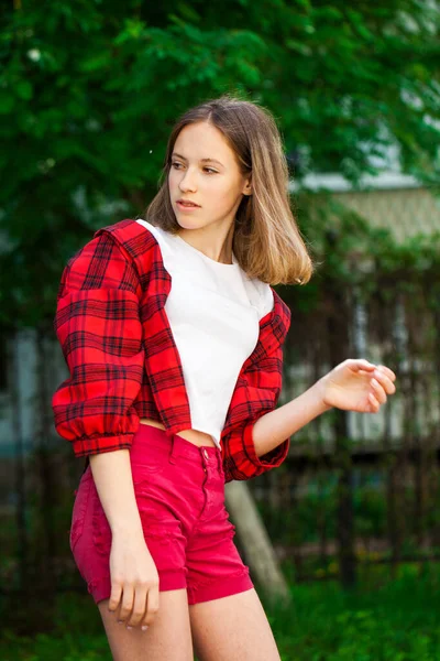 Retrato Una Joven Hermosa Rubia Camiseta Blanca Pantalones Vaqueros Rojos — Foto de Stock