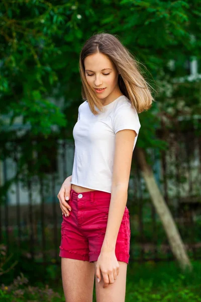 Ritratto Una Giovane Bella Ragazza Bionda Shirt Bianca Pantaloncini Jeans — Foto Stock