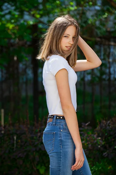 一个身穿白色T恤衫的年轻漂亮金发姑娘的画像 露天夏季公园背景 — 图库照片