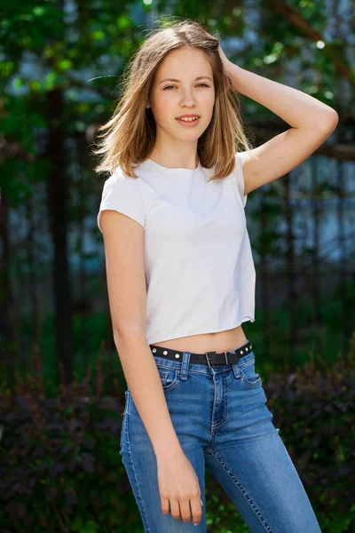 白いTシャツの若い美しいブロンドの女の子の肖像 夏の公園の屋外背景 — ストック写真