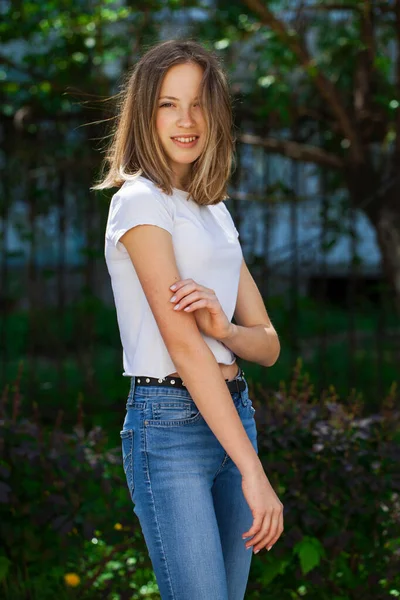 Portré Egy Fiatal Gyönyörű Szőke Lány Fehér Pólóban Nyári Park — Stock Fotó