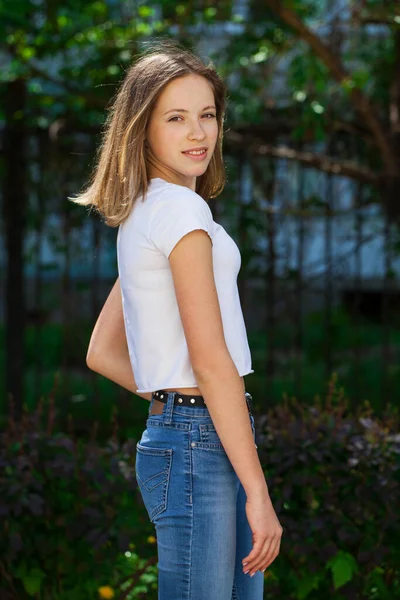 Retrato Uma Jovem Linda Menina Loira Shirt Branca Parque Verão — Fotografia de Stock