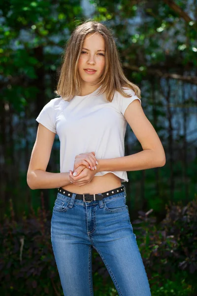Beyaz Tişörtlü Güzel Sarışın Bir Kızın Portresi Açık Hava Yaz — Stok fotoğraf