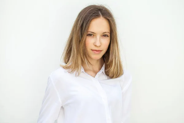 Retrato Uma Jovem Linda Menina Loira Blusa Branca Isolado Fundo — Fotografia de Stock