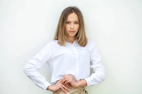 Retrato Uma Jovem Linda Menina Loira Blusa Branca Isolado Fundo — Fotografia de Stock