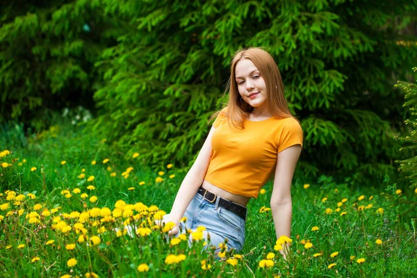 Retrato Cerca Una Joven Hermosa Sentada Campo Diente León Diente — Foto de Stock