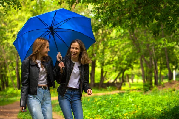 Δύο Χαρούμενες Φίλες Περπατούν Στο Πάρκο Βροχερό Καιρό — Φωτογραφία Αρχείου