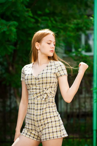 Retrato Cerca Una Joven Hermosa Mujer Pelo Rojo Vestido Cuadros —  Fotos de Stock