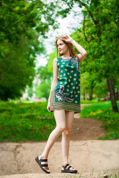 Ganzkörperporträt Einer Jungen Schönen Frau Mit Rotem Haar Grünen Blumenkleid — Stockfoto
