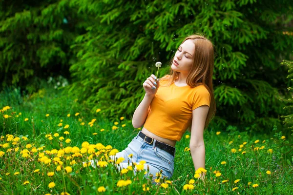 Nahaufnahme Porträt Eines Jungen Schönen Mädchens Sitzt Einem Löwenzahnfeld Ein — Stockfoto