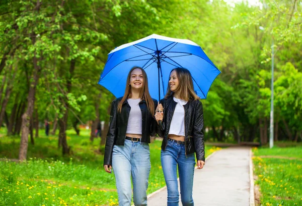 Zwei Gut Gelaunte Freundinnen Spazieren Bei Regenwetter Durch Den Park — Stockfoto