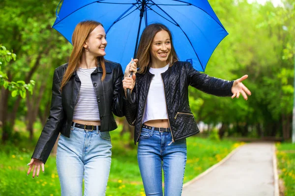 Yağmurlu Havada Parkta Yürüyen Iki Neşeli Kız Arkadaş — Stok fotoğraf