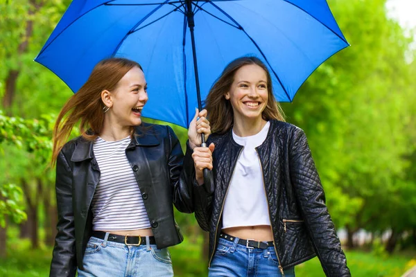 Две Веселые Девушки Гуляют Парку Дождливую Погоду — стоковое фото