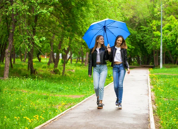 Zwei Gut Gelaunte Freundinnen Spazieren Bei Regenwetter Durch Den Park — Stockfoto