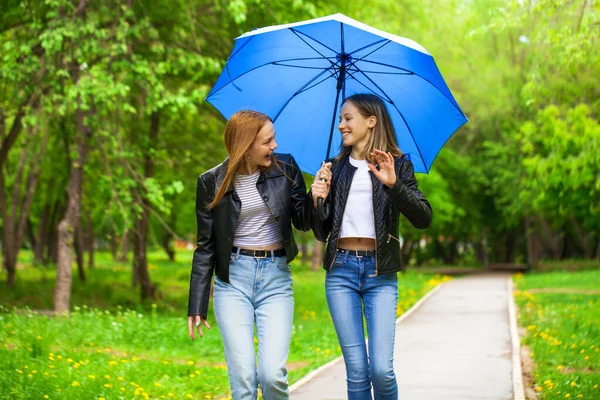 Deux Copines Gaies Promènent Dans Parc Par Temps Pluvieux — Photo